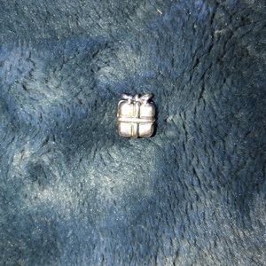 Pandora present charm